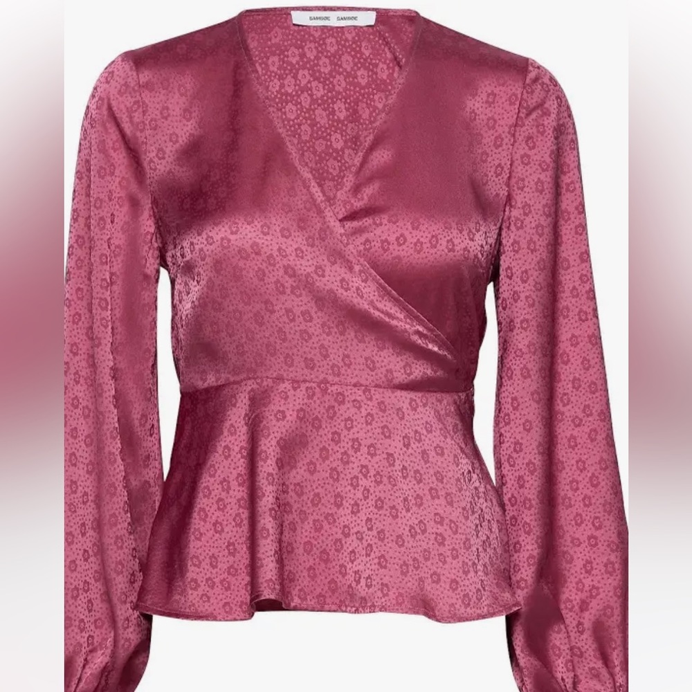Brand new Samsoe Samsoe bohemian wrap top. Never worn. Size small.